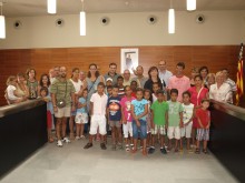 Antonio Carbonell da la bienvenida a los niños saharauis que pasan el verano con familias alicantinas con el programa Vacaciones en Paz