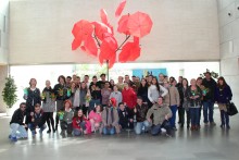 Alumnos del Instituto Canastell felicitan a las concejalas y trabajadoras del ayuntamiento por el Día Internacional de la Mujer