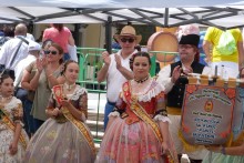 Animado desfile de entrega de premios a las diez hogueras y barracas