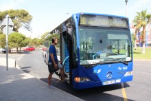 10 autobuses diarios unen San Vicente con el Hospital , la Playa de San Juan y la Albufereta