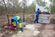 200 euros le cuesta al ayuntamiento recoger el medio centenar de extintores tirados en una pinada