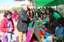 Estudiantes de secundaria enseñan a los  más pequeños la importancia del Medio Ambiente