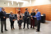 El Ayuntamiento entrega a Cáritas y Cruz Roja un cheque solidario de 1328€ por la recogida de ropa usada