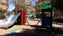 El Ayuntamiento renovará las zonas infantiles de cuatro plazas y de Lo Torrent incluyendo juegos adaptados