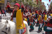 El futuro de las fiestas de Sant Vicent brilla en un colorido desfile