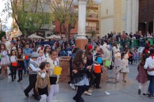 Los niños garantizan la tradición del popular Baile del Farol