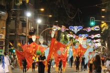 Color y mucho humor en el desfile del Ninot de San Vicente