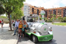 El 'trenecito' de hogueras recorre las calles de San Vicente con decenas de personas a bordo