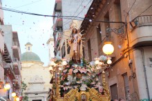 La Virgen del Carmen recorre las calles de San Vicente acompañada de centenares de personas