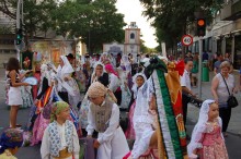 Masiva participación festera en la Ofrenda floral a la Patrona de las Hogueras