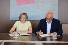 El alcalde, Jesús Villar, firma la recepción de la subvención de 2018 de la obra realizada en los bloques 24 y 25 de Santa Isabel