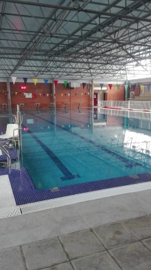 La piscina cubierta reabre hoy lunes una vez instalado su nuevo cerramiento