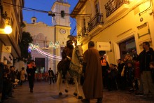 Decenas de personas entregan al Cartero Real sus peticiones