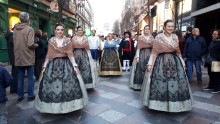 San Vicente exhibe la potencia de sus fiestas  en un gran desfile por el centro de Madrid