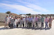 El Ayuntamiento y colectivos de San Vicente visitan la Planta de Reciclaje de Vidrio de Caudete