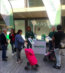 El Ayuntamiento y Ecovidrio promueven  el reciclaje de vidrio en el Mercado Municipal