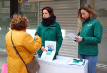 El Ayuntamiento y Ecovidrio de San Vicente promueven el reciclaje de envases de vidrio en el Mercado Municipal