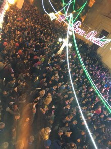 San Vicente da la bienvenida a 2020 con las tradicionales campanadas y fuegos artificiales en la plaza de España