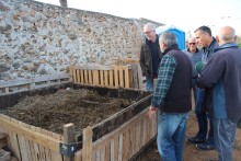 Usuarios de los huertos urbanos municipales  elaboran su propio abono natural