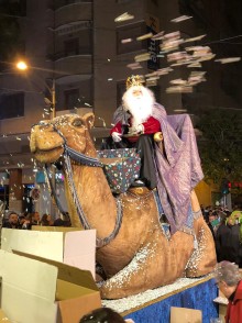 Los Reyes Magos llenan de ilusión las calles de San Vicente