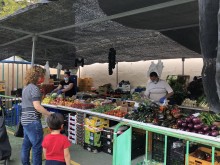 Casi un millar de personas realizan sus compras en el mercado de venta ambulante