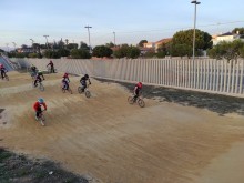 Los riders profesionales del club BMX San Vicente a pleno rendimiento