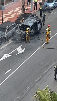 La Policía Local de San Vicente del Raspeig interviene en la extinción de un vehículo en llamas