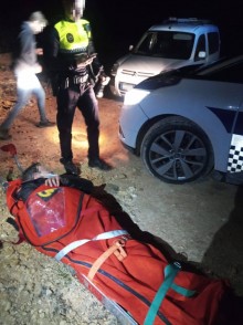 La Policía Local de San Vicente del Raspeig y los Bomberos rescatan a una persona tras un accidente en la zona del Sabinar.