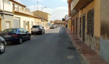 El Ayuntamiento realizará la mejora de la accesibilidad peatonal y la creación de una zona verde en el barrio Los Manchegos