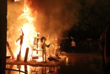 La Cremà ilumina el final de las Fogueres de Sant Vicent