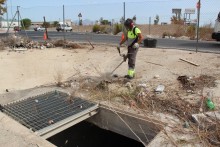 El Ayuntamiento realiza la limpieza anual de los captadores e imbornales como prevención al riesgo de ‘gota fría’