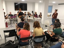 Aforo completo en el taller de ukelele organizado por la Concejalía de Participación Ciudadana