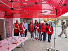 El Ayuntamiento de San Vicente del Raspeig recibe a una delegación de Cruz Roja San Vicente el “Día de la Banderita”, que este año la organización dedica a la infancia