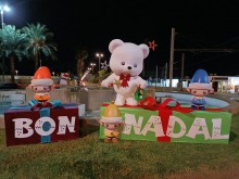 El Ayuntamiento traslada los adornos navideños de la rotonda de la calle Alicante tras los actos vandálicos del fin de semana