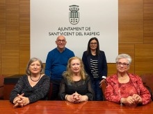 Jesús Villar y Noelia Hernán saludan a las futuras Reina y Damas del Mayor 2023: Isabel Maldonado, Carmen Natalia Cantó e Isabel López